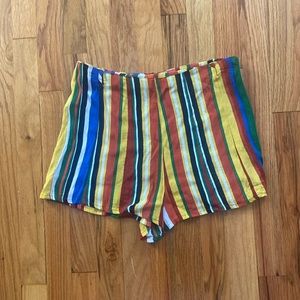 This pair of shorts is a very good fashion choice for your wardrobe!